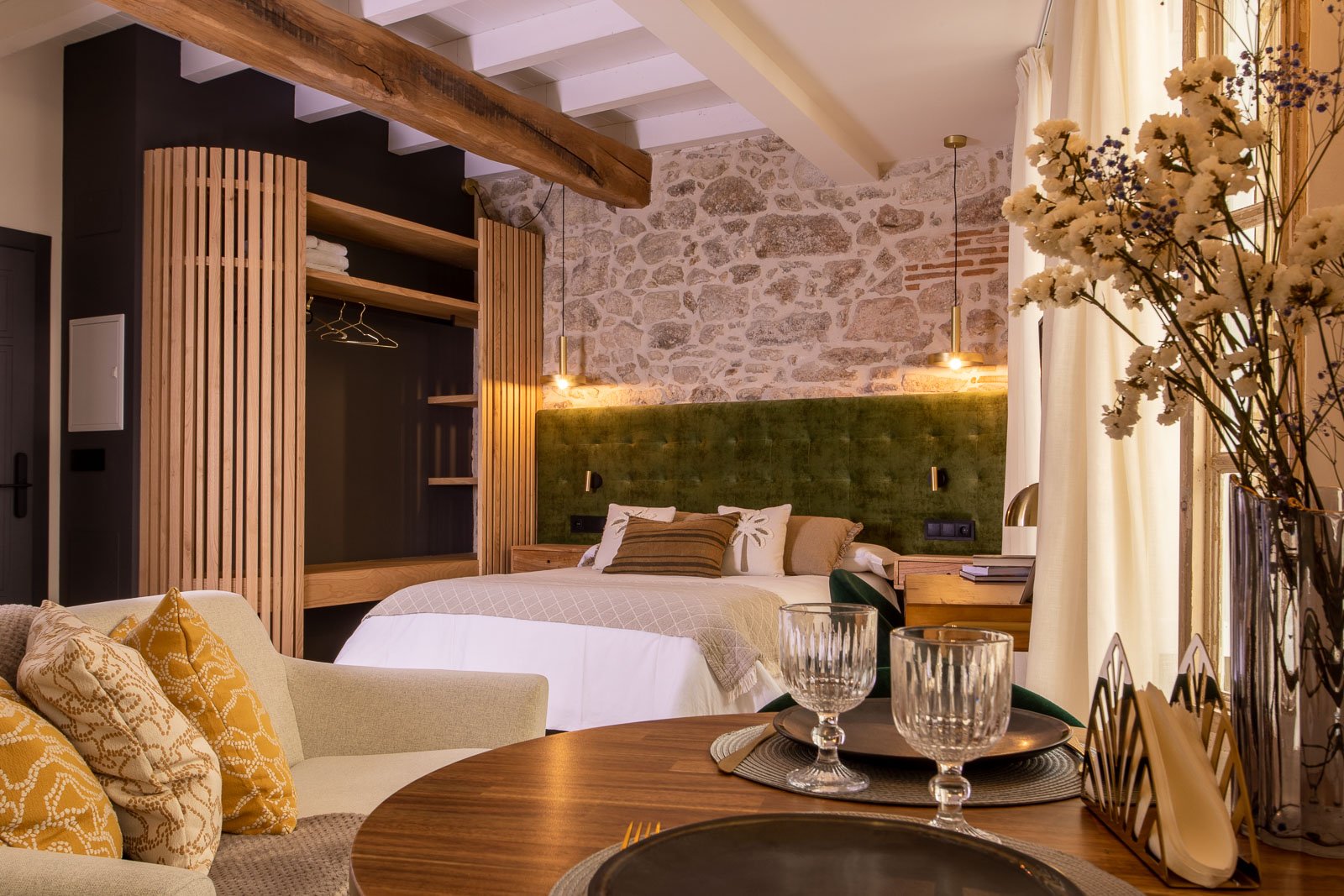 Espacio amplio con sofá